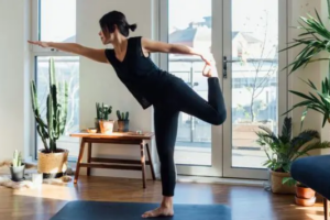 Falta de equilíbrio em posição no yoga leva mulher a descobrir tumor no cérebro; entenda