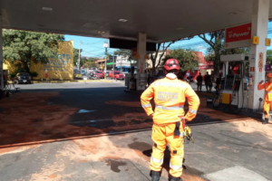 Homem surta, joga gasolina em carros e ateia fogo em posto de combustível em Belo Horizonte