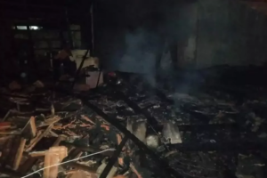 Homem põe fogo na própria casa com esposa e 5 filhos dentro em SC
