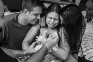Bebê de trisal nasce no Paraná e terá sobrenomes dos três pais
