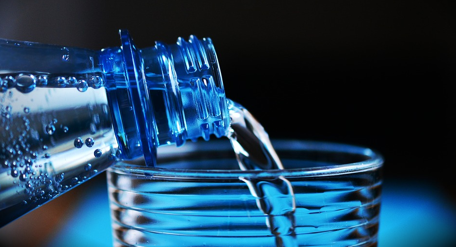 Beber água estimula o mesmo mecanismo de prazer do sexo, diz estudo