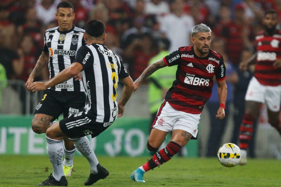 Arrascaeta marcou dois gols do Flamengo contra o Atlético-MG