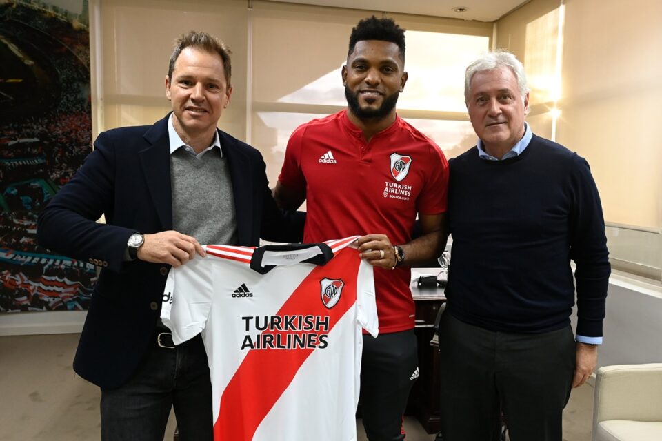 Borja é apresentado no River Plate