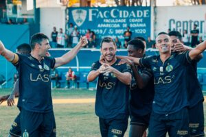 Jogadores da Aparecidense comemoram gol na Série C