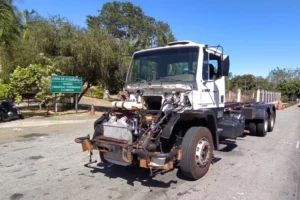 Caminhão sem capô, para-choques e faróis é apreendido na BR-060, em Goiânia