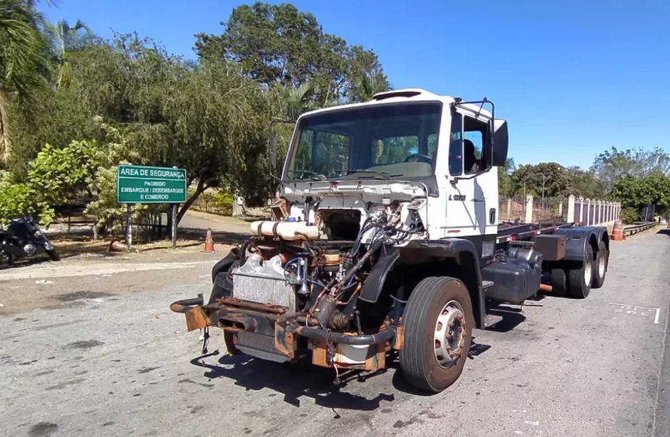 Caminhão sem capô, para-choques e faróis é apreendido na BR-060, em Goiânia