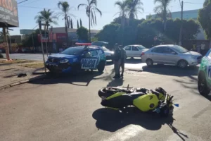 Motociclista é atingido por viatura da PM após tentar fugir de abordagem, em Nerópolis