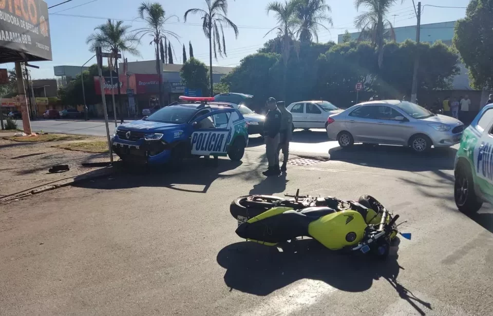 Motociclista é atingido por viatura da PM após tentar fugir de abordagem, em Nerópolis