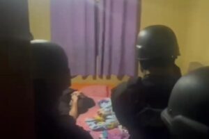 Vídeo mostra momento em que homem se entrega à polícia após manter mulher refém (Foto: Reprodução)