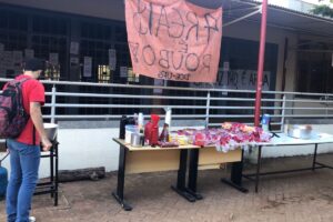 Estudantes da UFG fazem 2 dias de manifestação contra administração do restaurante universitário