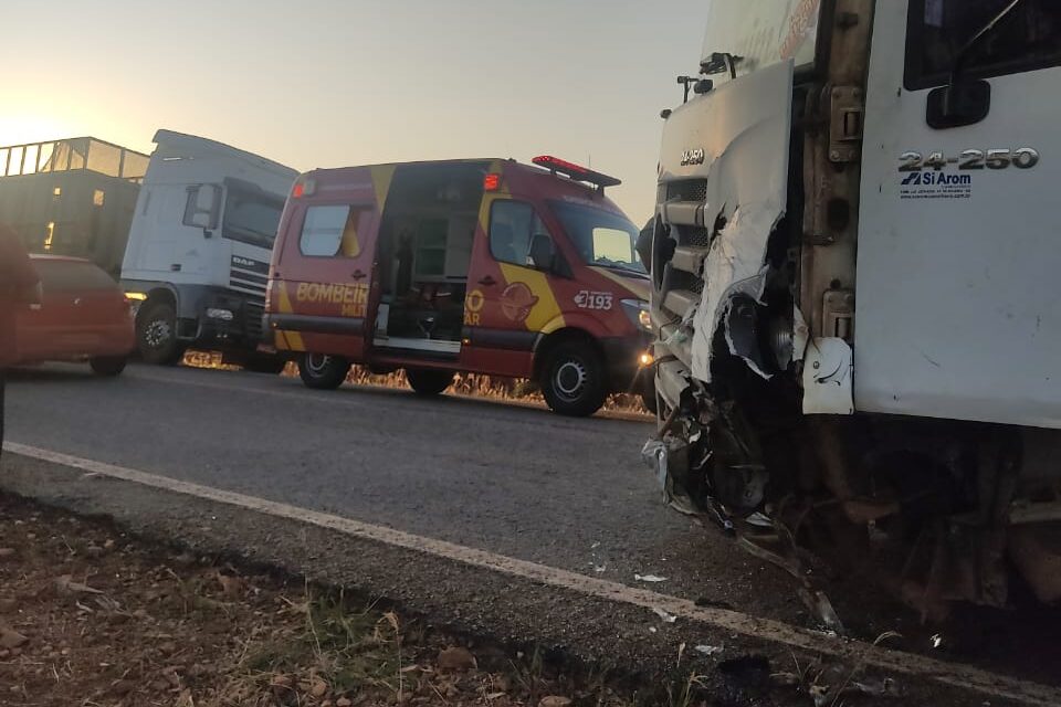 Homem morre após colisão entre carro e caminhão na GO-050, em Trindade