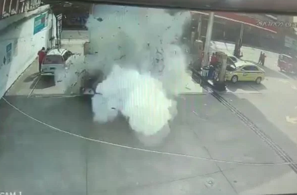 Carro explode enquanto abastecia em posto de combustíveis no Rio de Janeiro