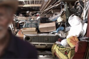 Justiça determina que município de Cristalina forneça tratamento a idoso acumulador e recolha lixo na casa dele