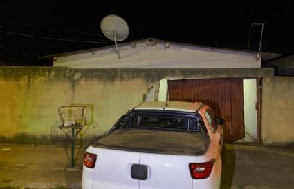 Carro invade casa em Anápolis. (Foto: PM)