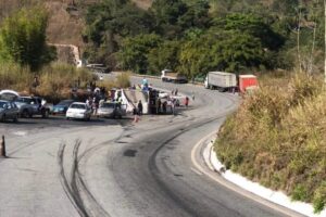 Carga de cerveja é saqueada após motorista morrer em acidente em Minas Gerais