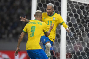 Neymar e Richarlison comemorando gol pela seleção brasileira