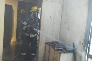 Bombeiros combatem incêndio a residência em Aparecida de Goiânia