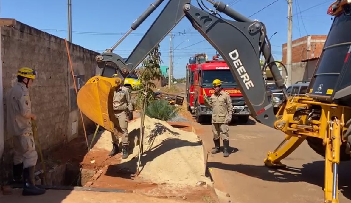 Operação de resgate contou com o auxílio de uma retroescavadeira (Foto: Divulgação - Bombeiros)