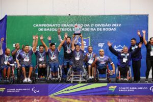 Time da Adfego com troféu de campeão do Brasileiro de Basquete em Cadeira de Rodas