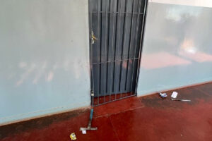 A Polícia Civil prendeu um trio suspeito de vandalizar e danificar o Colégio Estadual Zizi Perillo Caiado, situado na cidade de Nova Crixás, no Norte de Goiás. Apenas um suspeito é maior de idade, os outros dois são adolescentes.