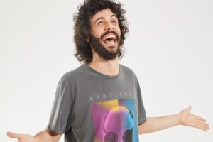 Diogo Defante em Goiânia: humorista apresenta solo 'A Cura da Depressão'