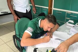 Breno assina contrato com o Goiás