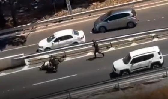 Três militares do Giro e uma mulher ficaram feridos após acidente envolvendo quatro motos na Av. Marginal Botafogo, em Goiânia. (Foto: reprodução)