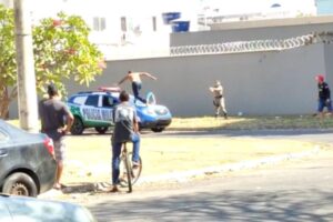 Um ex-lutador de MMA, 49, foi morto após subir em uma viatura e tentar atacar PMs, no Jardim América, em Goiânia. (Foto: reprodução)