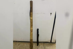 A Polícia Militar (PM) prendeu pai e filho, de 47 e 27 anos, suspeitos de espancar um idoso com um bastão e um facão durante uma briga, em Aparecida de Goiânia.