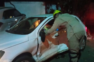Os outros ocupantes dos veículos não tiveram ferimentos. Motorista fica preso em veículo após acidente de trânsito em Goianésia