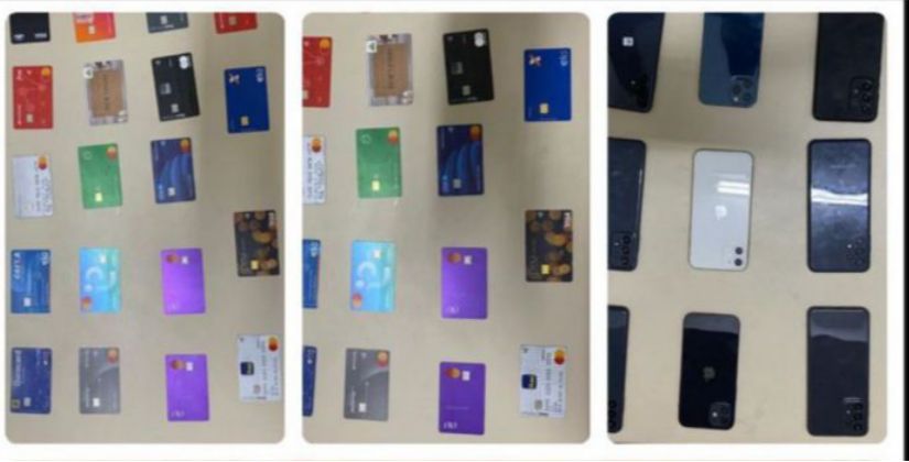 Cartões e celulares apreendidos que estavam com suspeitos. (Foto: Divulgação PM)