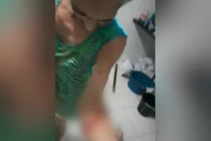 Discussão por lixo entre vizinhos termina com mulher atingida por golpes de foice em Goiânia