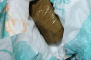 Mulher é presa por esconder droga na fralda do filho de 1 ano em Caçu