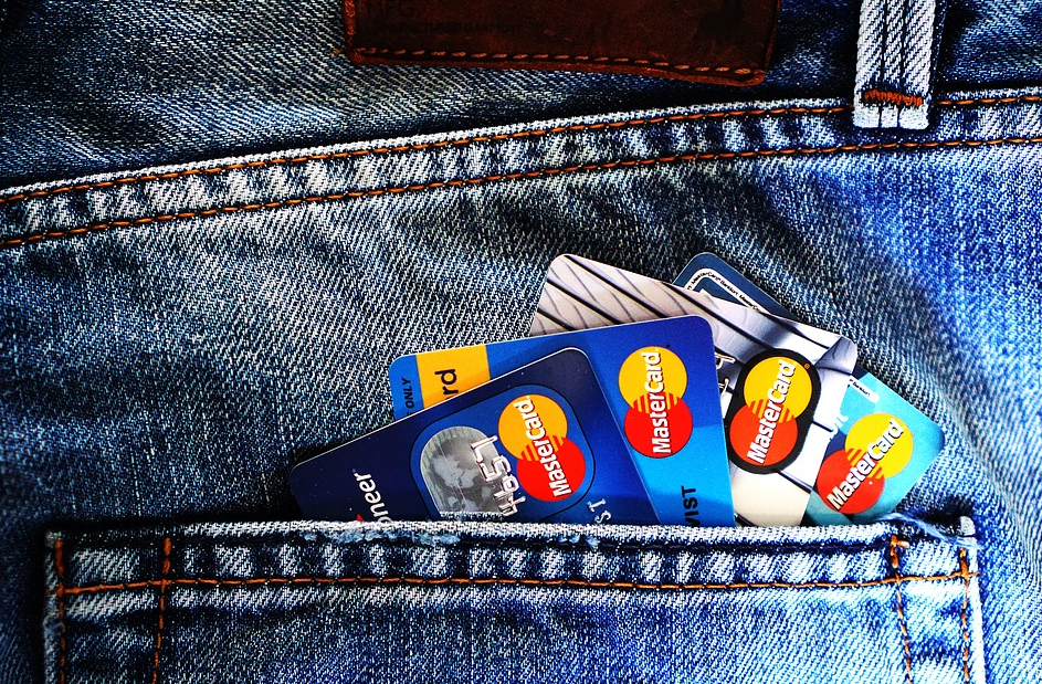 Bancos são investigados por possível fraude com cartão consignado