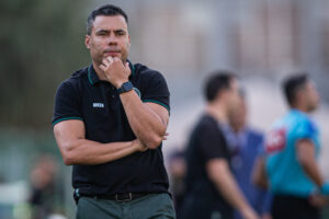 Técnico Jair Ventura, na beira do gramado