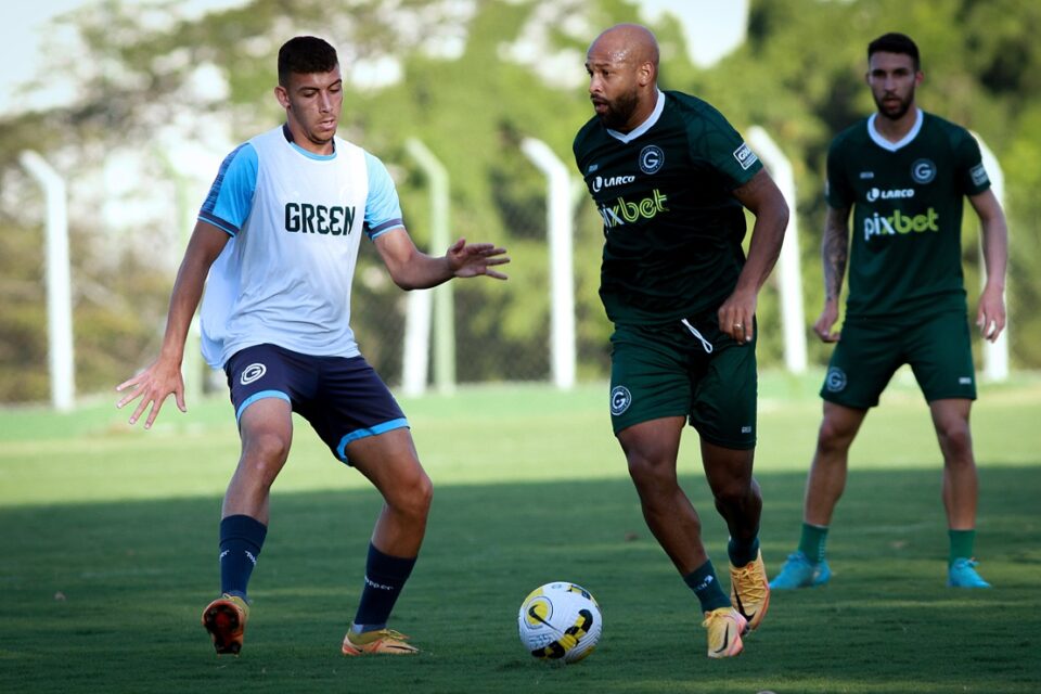 Fellipe Bastos em treino no Goiás