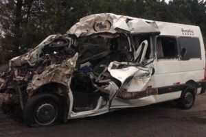 Professores morrem em acidente com van e caminhão no Paraná