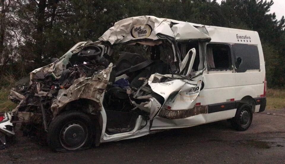 Professores morrem em acidente com van e caminhão no Paraná