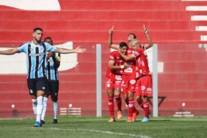 Rubens comemora gol da vitória do Vila Nova diante do Grêmio
