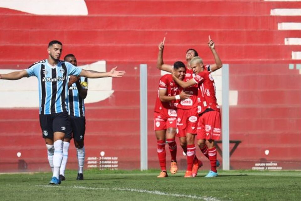 Rubens comemora gol da vitória do Vila Nova diante do Grêmio