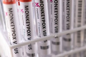 Vacinação contra varíola dos macacos começa segunda (13) Imunizante será aplicado em portadores de HIV e quem atua em laboratórios
