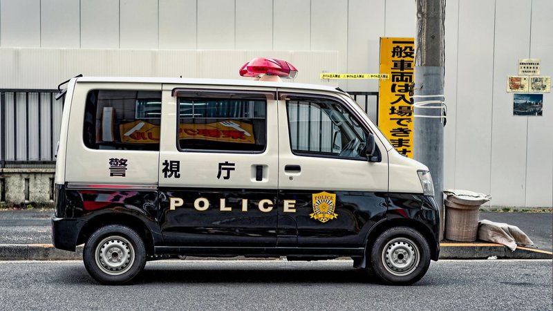 Agente saiu para beber e perdeu pasta após dormir no trem. Policial bêbado perde documentos de investigação com dados de 400 pessoas no Japão