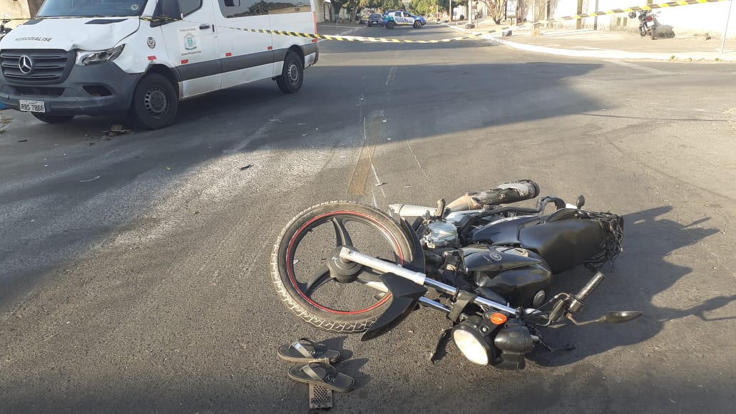 Colisão entre moto e van deixa um ferido na Vila Pedroso, em Goiânia (Foto: Dict)