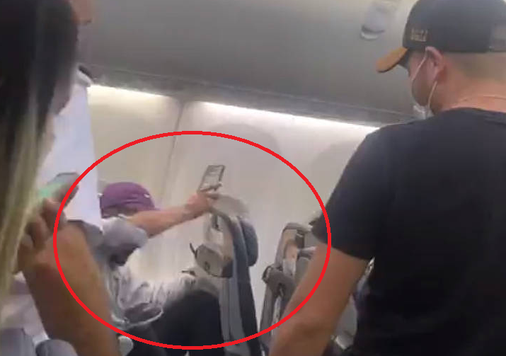Passageiro quebra poltronas de avião e causa confusão em voo; veja vídeo
