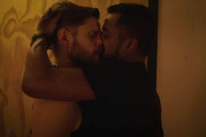 Em 'Rensga Hits', Alejandro Claveaux é sertanejo no armário e protagoniza beijão com ator que faz seu segurança