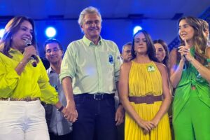 Governador Ronaldo Caiado ao lado das filhas, durante convenção (Foto: Mais Goiás)