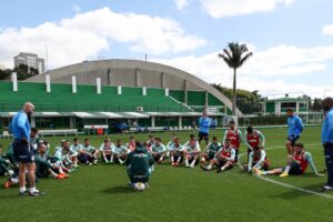 Jogadores do Palmeiras em bate-papo com o técnico Abel Ferreira