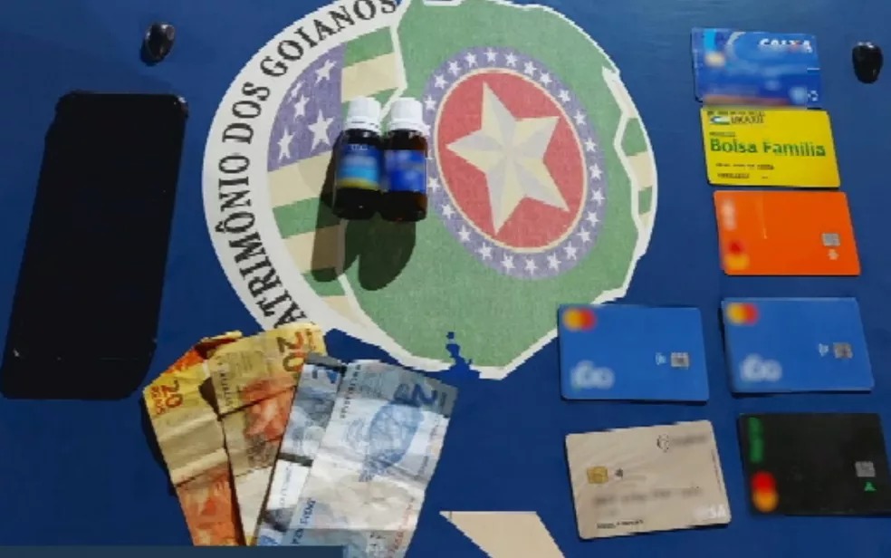 Uma mulher, de 37 anos, foi presa suspeita de seduzir e dopar homens que conhecia em bares de Goiás. A prisão ocorreu em Padre Bernardo. (Foto: divulgação/PM)