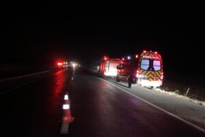 O acidente que deixou 2 pessoas mortas e outras 50 feridas causou bloqueio total da BR-153, em Uruaçu. O ônibus aguarda remoção no local. (Foto: divulgação)