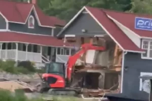 Homem demitido precisou pagar fiança equivalente a R$ 20 mil após destruir as casas de luxo que construiu no Canadá com uma escavadeira